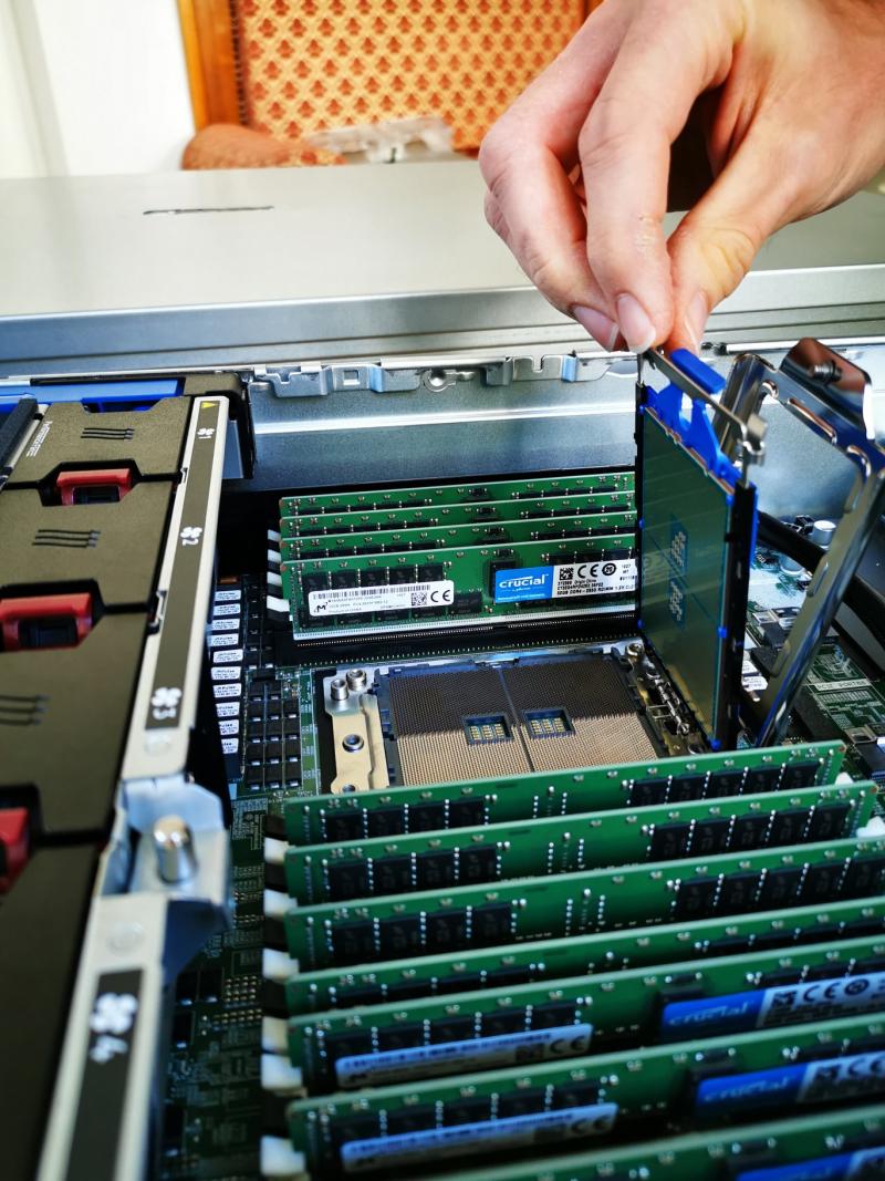 Bestückung unserer Server mit AMD® Epyc Prozessoren